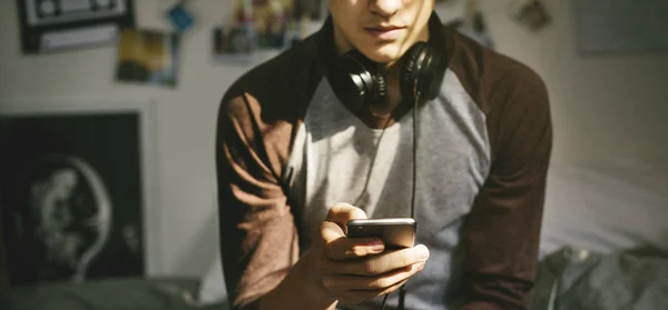 Teenage Boy Bedroom Listening Music His Smartphone — Stock Photo, Image