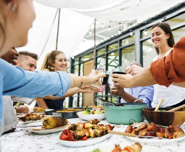 Grupo Diversos Amigos Disfrutando Fiesta Verano Juntos — Foto de Stock