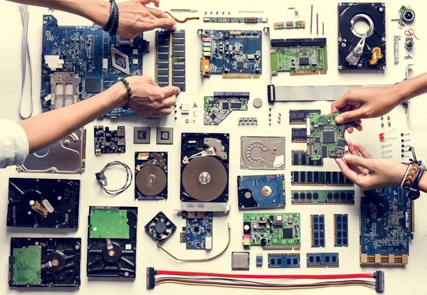 Vista Aérea Das Mãos Com Peças Eletrônica Computador Fundo Branco — Fotografia de Stock