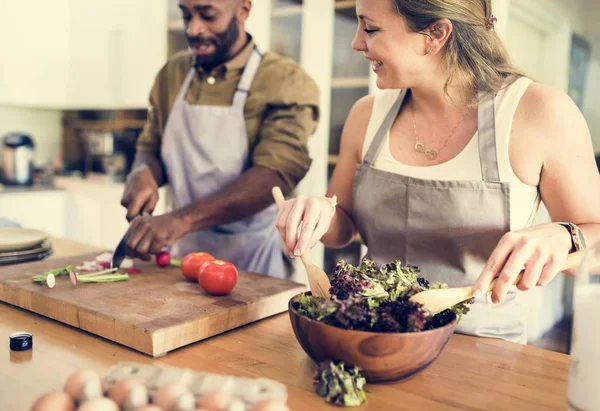 Casal Está Cozinhando Cozinha Juntos — Fotografia de Stock