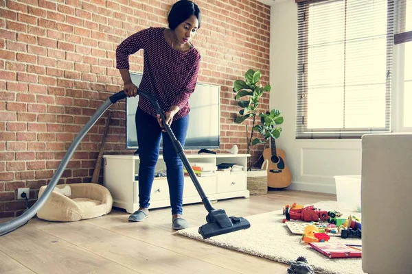 Black Woman Cleaning Room — Stock Photo, Image