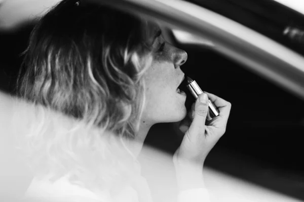Γυναίκα Που Βάζει Κραγιόν Ένα Αυτοκίνητο — Φωτογραφία Αρχείου