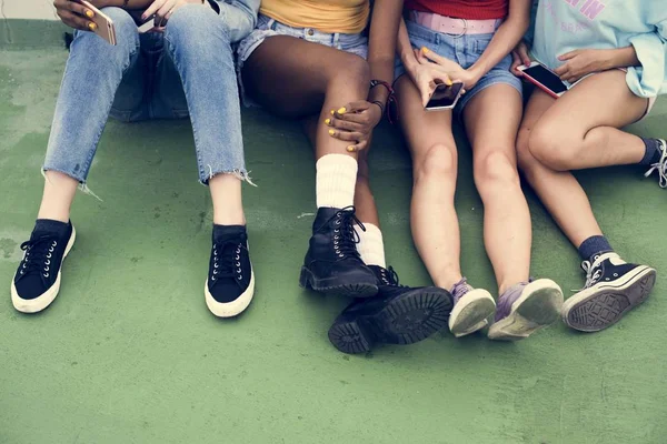 Gruppe Unterschiedlicher Frauen Mit Mobiltelefon — Stockfoto