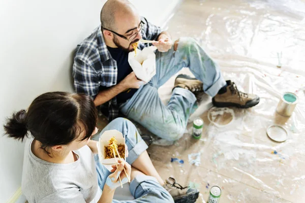 Pessoas Que Renovam Casa Comem — Fotografia de Stock