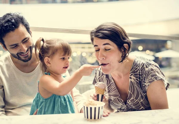 Familia Comiendo Helado Juntos —  Fotos de Stock