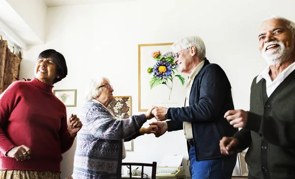 Pareja Mayor Divirtiéndose Bailando Casa Habitación —  Fotos de Stock