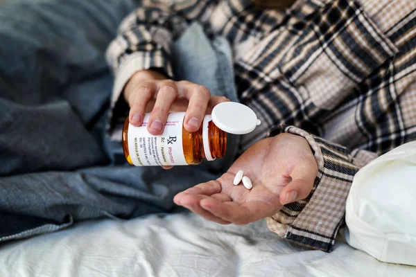 Περικοπεί Shot Της Γυναίκας Ανατρέπει Χάπια Στο Χέρι Ξαπλωμένοι Στο — Φωτογραφία Αρχείου