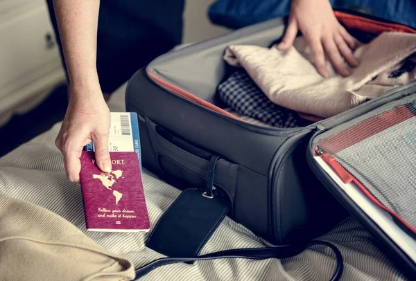 Uomo Che Prepara Viaggiare — Foto Stock