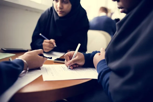 Diversos Muçulmanos Meninas Estudando Uma Sala Aula — Fotografia de Stock