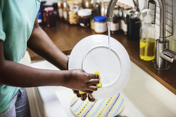 Wanita Mencuci Piring Rumah — Stok Foto