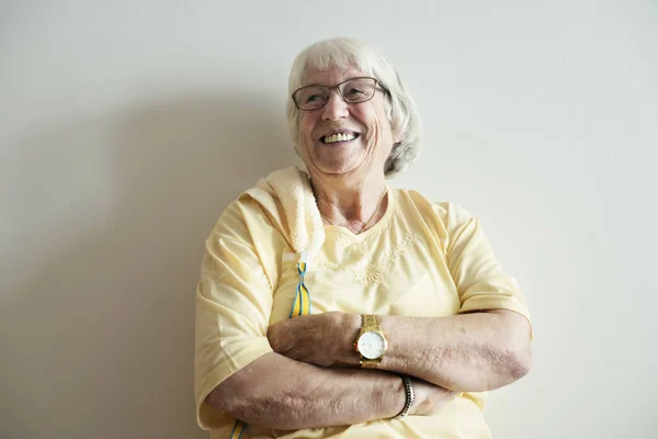 Braços Mulher Sênior Cruzados Sorrindo — Fotografia de Stock