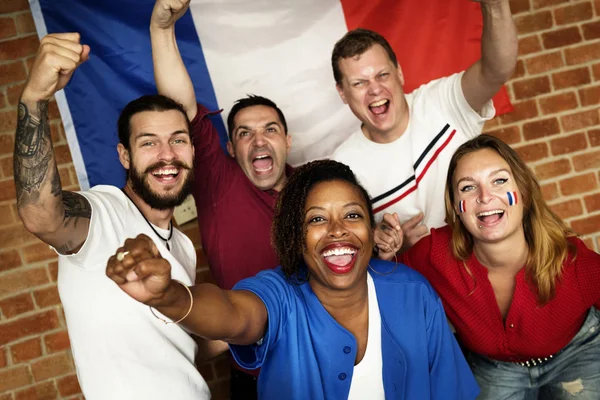 Amigos Vitoreando Copa Del Mundo Con Bandera Pintada —  Fotos de Stock