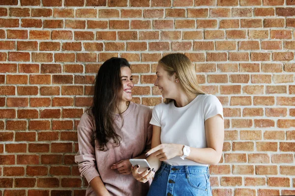 Vriendinnen Samen Met Behulp Van Een Smartphone — Stockfoto