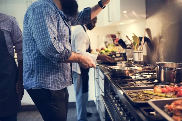 Grupo Amigos Están Cocinando Cocina —  Fotos de Stock