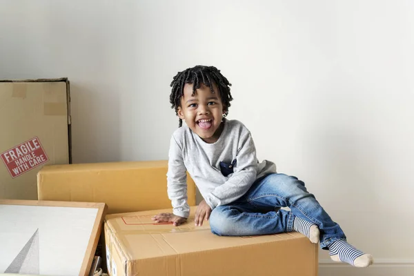 Joven Alegre Negro Chico Mudándose Nueva Casa — Foto de Stock