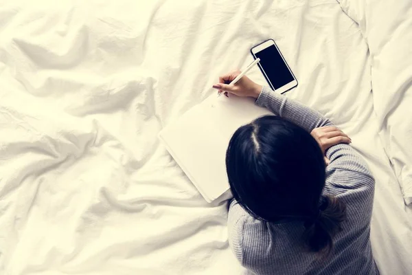 Женщина Пользуется Мобильным Телефоном Кровати — стоковое фото