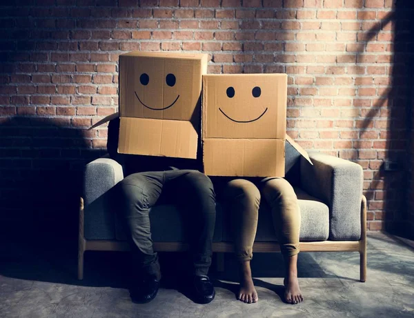 Ζευγάρι Φορώντας Κουτιά Χαμογελαστά Πρόσωπα — Φωτογραφία Αρχείου