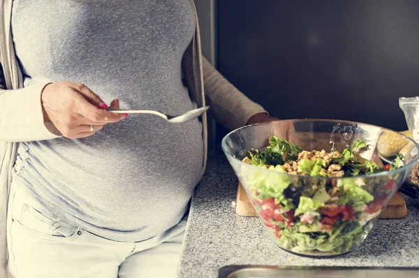 Těhotná Žena Vaření Salát — Stock fotografie