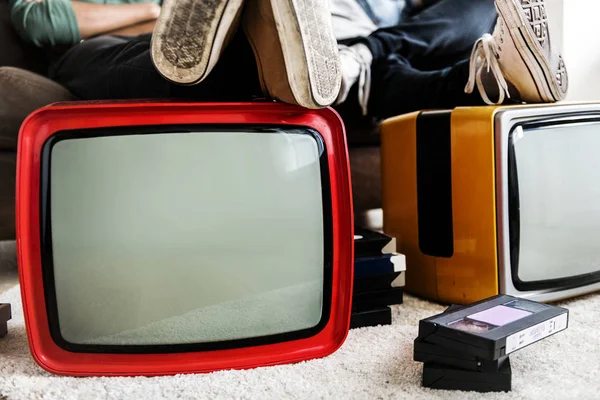 Dwa Człowiek Siedzi Dwa Retro Telewizji — Zdjęcie stockowe