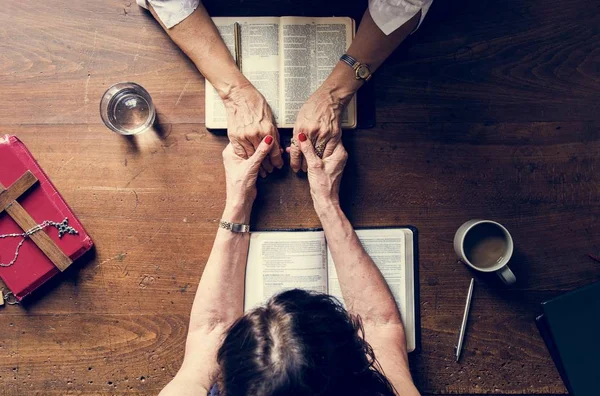 Cristianismo Pessoas Orando Leitura Bíblia — Fotografia de Stock