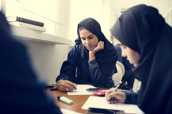 Jovens Estudantes Muçulmanas Fazendo Tarefas Domésticas Escrevendo Papéis — Fotografia de Stock