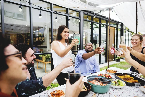 Grupp Olika Vänner Njuter Sommarfest Tillsammans — Stockfoto