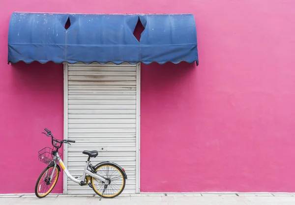 Apartamento Rosa Con Ventana Blanca Con Bicicleta — Foto de Stock