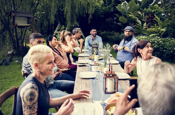 Grupo Amigos Diversos Estão Jantando Juntos — Fotografia de Stock