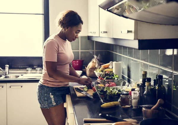 Black Woman Cooking Kitchen — Stock Photo, Image