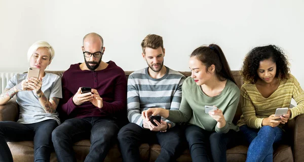 Grupo Pessoas Usando Telefone Celular Sofá — Fotografia de Stock