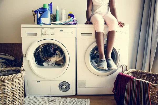 Νεαρό Κορίτσι Περιμένει Ντύσει Πλυθούν Από Πλυντήριο Ρούχων — Φωτογραφία Αρχείου
