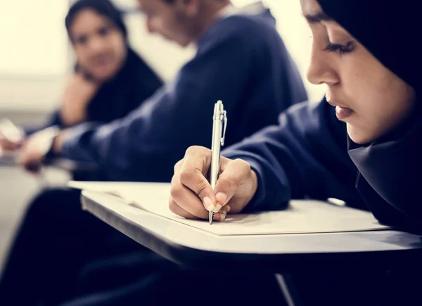 Divers Enfants Musulmans Étudiant Classe Gros Plan Fille Écrivant Sur — Photo