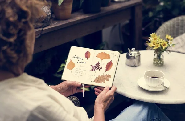Yetişkin Kadın Okuma Kitabı Kafede Masada Kahve Fincanı Ile Süre — Stok fotoğraf