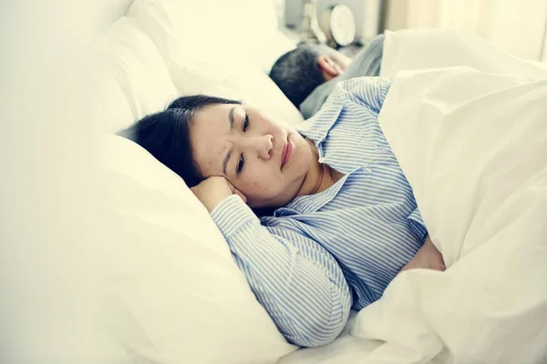 Casal Cama Tendo Uma Discussão — Fotografia de Stock