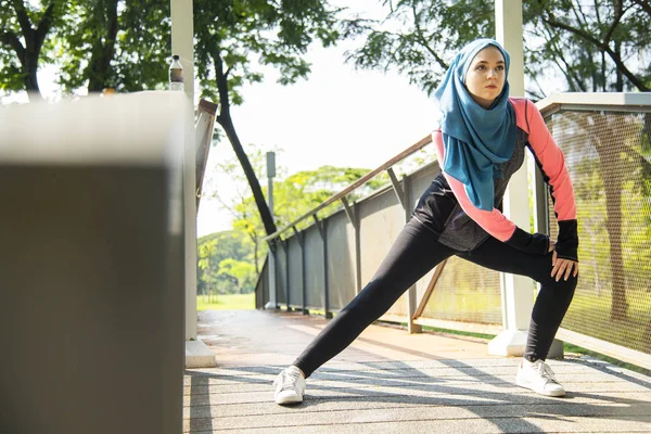 Islamische Frau Dehnt Sich Nach Dem Training Park — Stockfoto