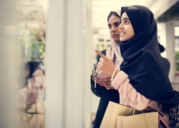 Eine Gruppe Junger Muslimischer Frauen — Stockfoto