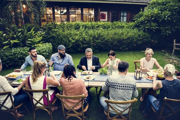 Grupo Amigos Diversos Estão Jantando Juntos — Fotografia de Stock