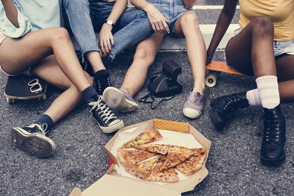 Grupo Diverso Mujeres Sentadas Suelo Comiendo Pizza Juntas —  Fotos de Stock