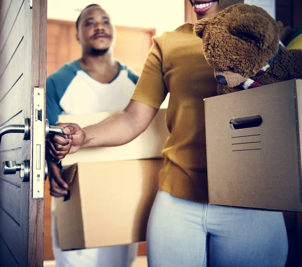 Familia Negra Mudándose Nueva Casa —  Fotos de Stock