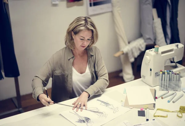 Mujer Trabajando Proyecto — Foto de Stock