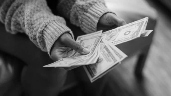 Fechar Mulher Contando Dinheiro — Fotografia de Stock