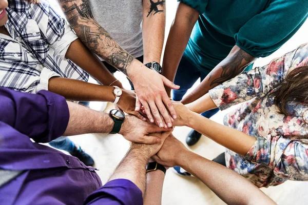 Grupo Pessoas Diversas Uniram Mãos — Fotografia de Stock