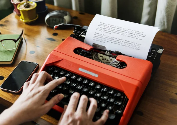 在复古打字机上打字的女人 — 图库照片