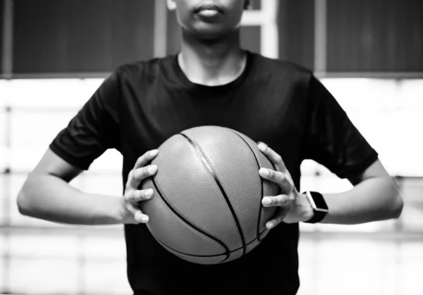 Afro Amerikai Tizenéves Fiú Kosárlabda Gazdaságot Bíróság — Stock Fotó