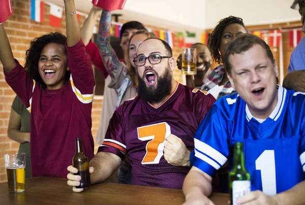 Amigos Animando Deporte Bar Juntos — Foto de Stock