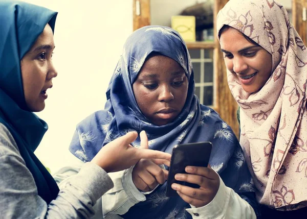 Grupo Estudantes Muçulmanos Meninas Navegando Telefone Celular — Fotografia de Stock