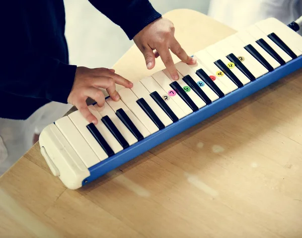 Abgeschnittenes Bild Eines Jungen Der Klavier Spielt Musikkonzept — Stockfoto