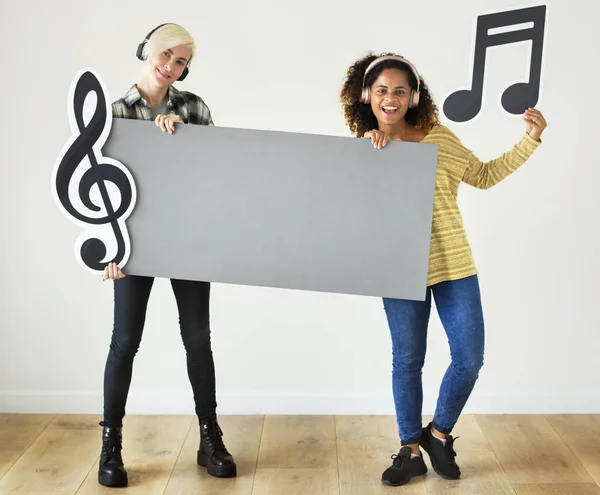 Młodych Kobiet Korzystających Ikony Muzyka — Zdjęcie stockowe