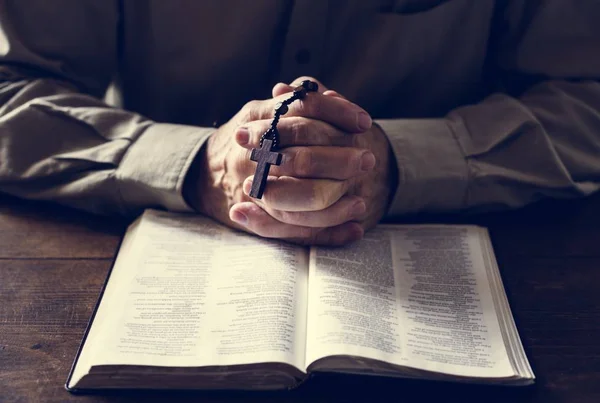 Άνθρωπος Προσεύχονται Για Θρησκεία Τον Χριστιανισμό Βιβλίο Αγία Γραφή Πιστεύουν — Φωτογραφία Αρχείου