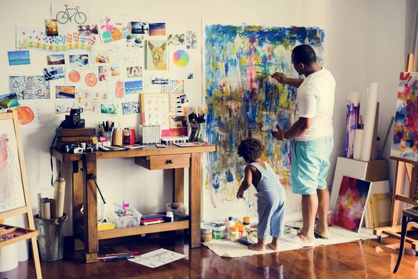 Familia Artistas Padre Hijo Pintando — Foto de Stock